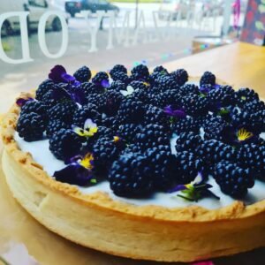 Tarta z kremem i owocami sezonowymi